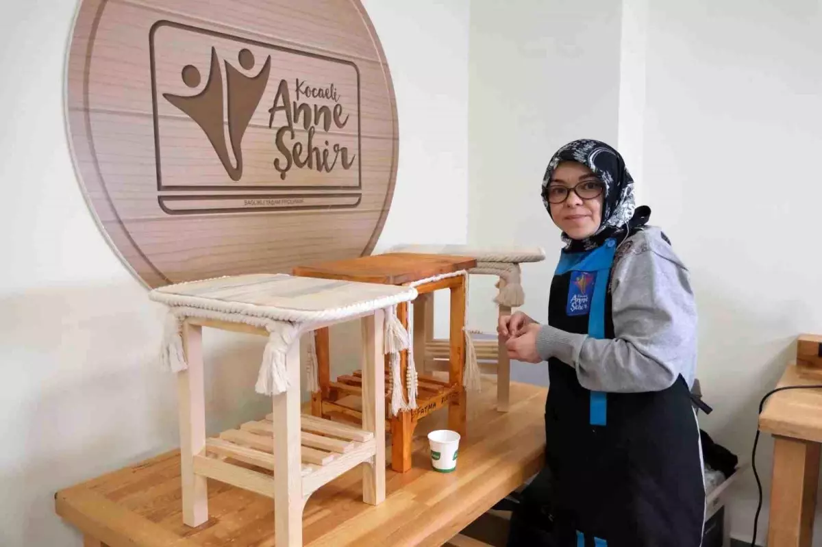 Kocaeli’deki Ahşap Atölyesine Katılan Kadınlar Hobi Edinip El Beceri Kazanıyor
