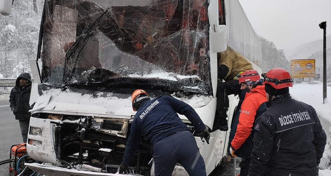 Anadolu Otoyolu’nda yolcu otobüsü ile TIR çarpıştı