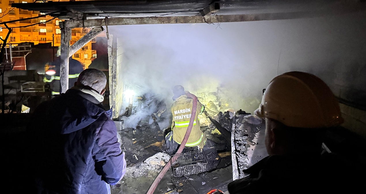 Mardin’de 3 katlı binada yangın paniği