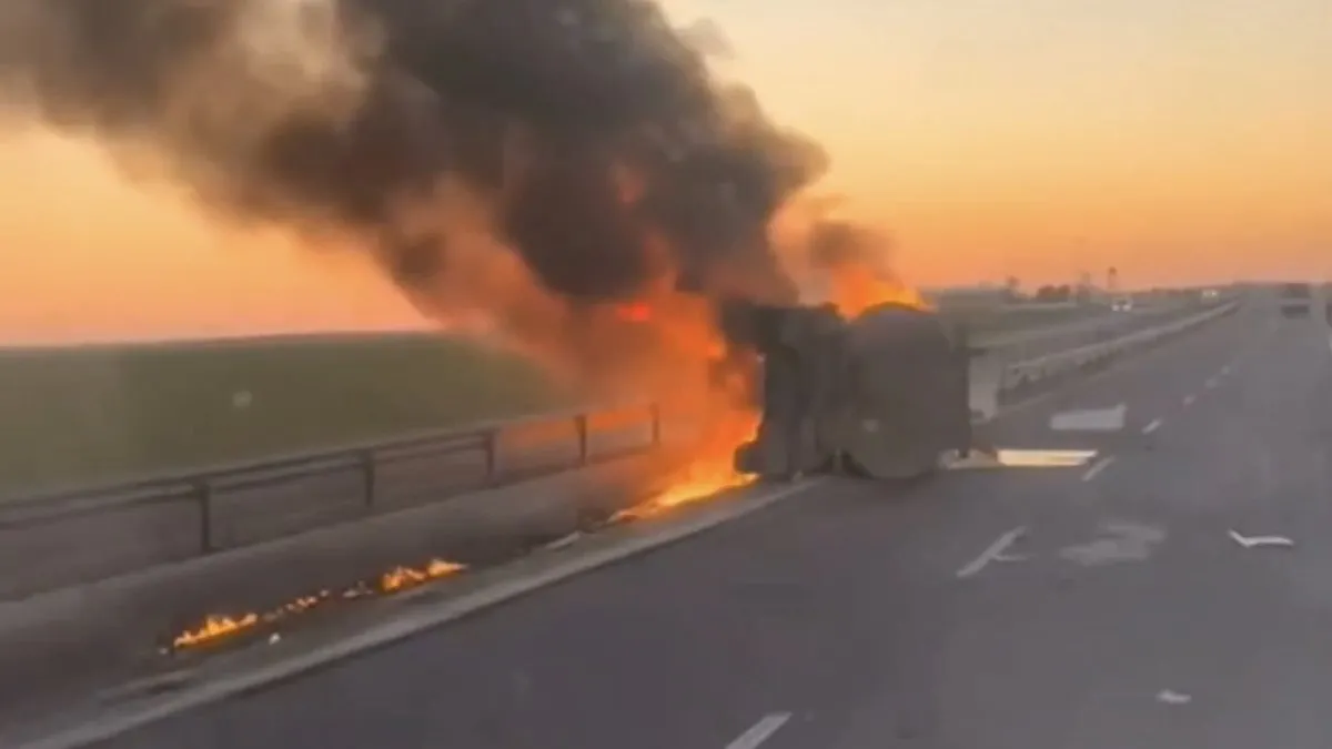 Mardin’de devrilen akaryakıt yüklü tankeri alev aldı, şoförü yanmaktan son anda kurtarıldı